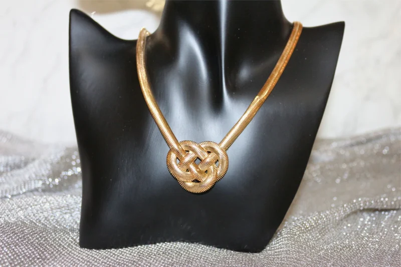 Knot necklace